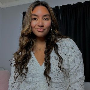 Cute white weaved long sleeve shirt cropped by Jessica Simpson!